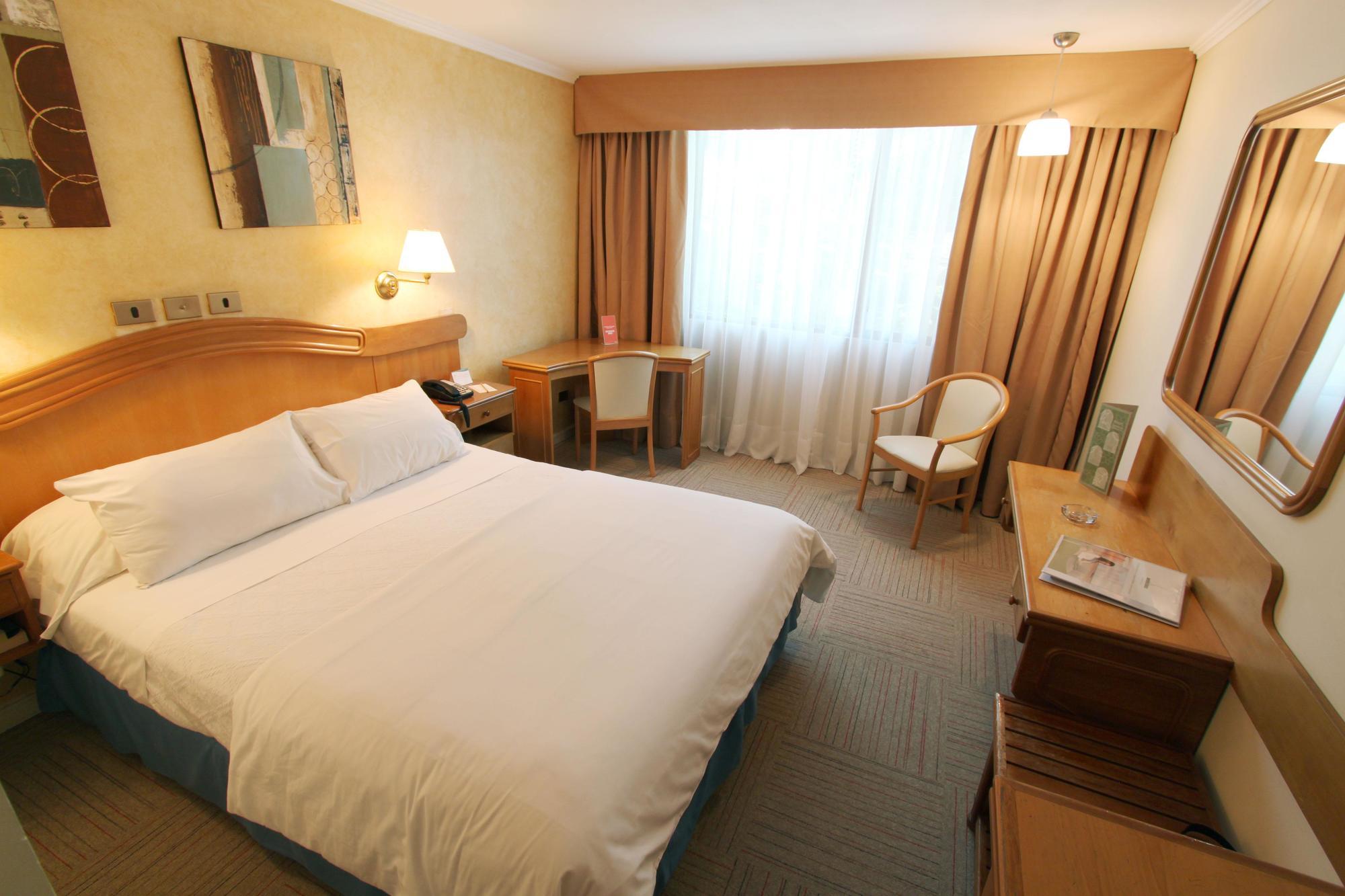 Hotel Torremayor Lyon Santiago Szoba fotó